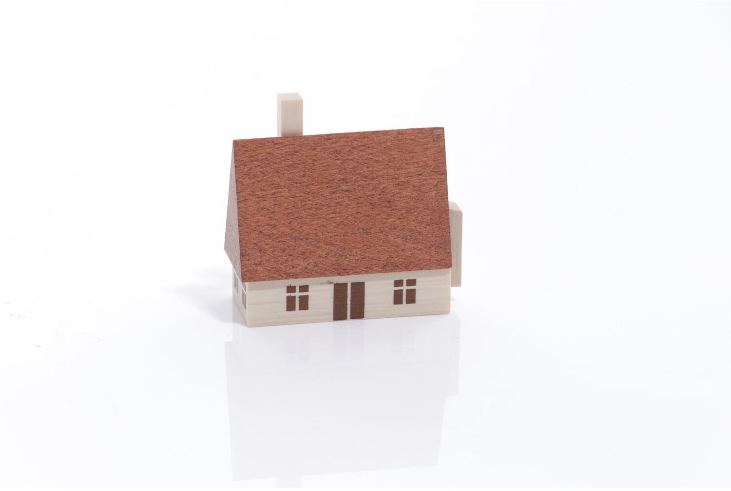 Rudolphs Schatzkiste Miniaturhaus - Erzgebirgshaus mit Schornstein und Aussenklo Natur - BxHxT 5x5x2cm