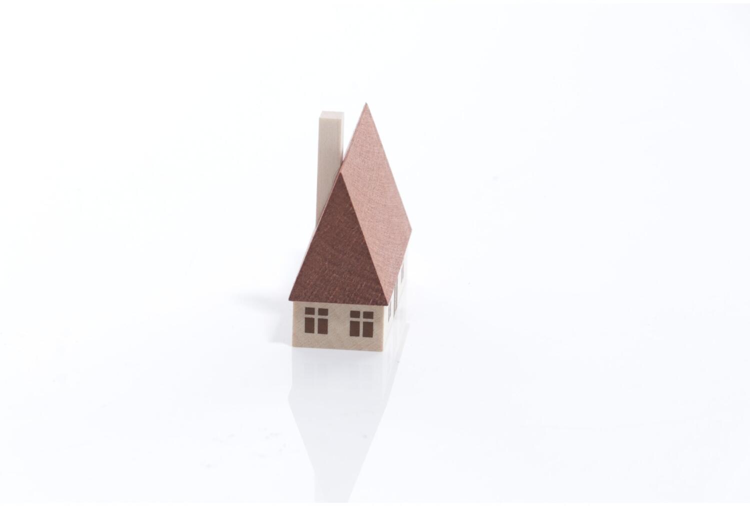 Rudolphs Schatzkiste Miniaturhaus - Erzgebirgshaus mit Schornstein und Aussenklo Natur - BxHxT 5x5x2cm Angebote