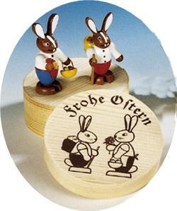 Rudolphs Schatzkiste Osterfigur Hasenpaar bunt in Spanschachtel Höhe 8 cm