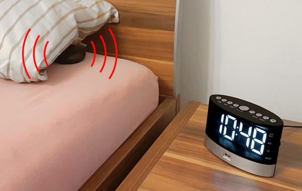 Soundmaster UKW Uhrenradio für Hörgeschädigte mit schnurlosem Weckvibrationskissen im Angebot